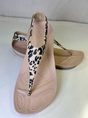 Crocs Sexi Serena Leopard Print T-Strap Thong Sling Back Flip Sandals. Size 6